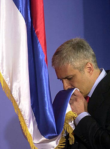 Boris Tadic kust de Servische vlag